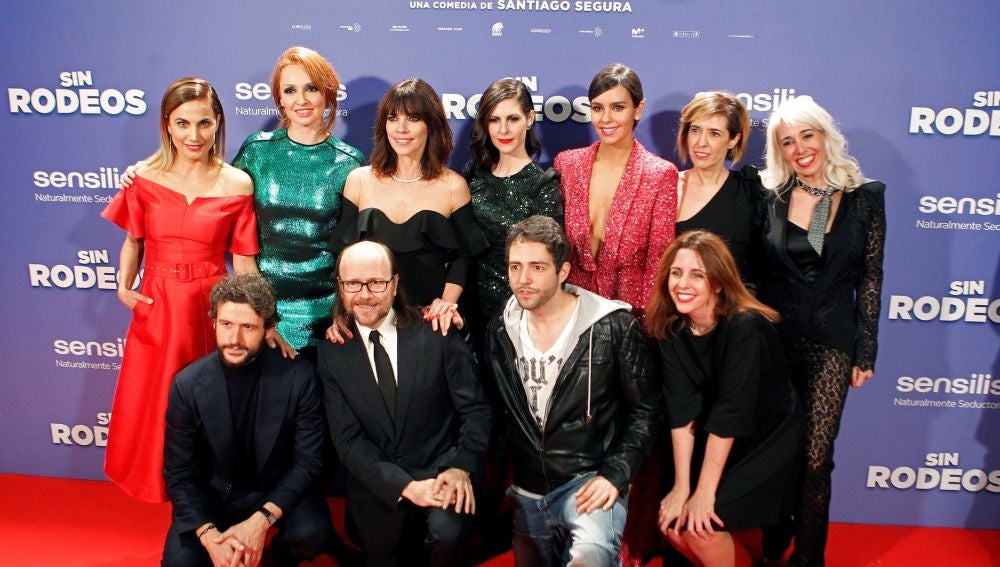 El director Santiago Segura, junto a los actores de 'Sin rodeos'