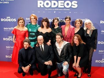 El director Santiago Segura, junto a los actores de 'Sin rodeos'