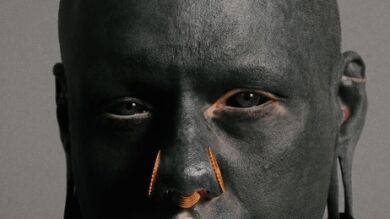 Un tatuador de Brighton cubre todo su cuerpo de tinta, incluso sus ojos, inspirándose en Picasso