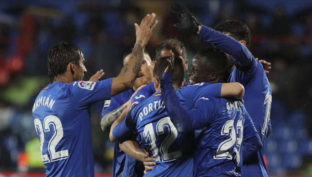 Los jugadores del Getafe celebran un gol en el Coliseum