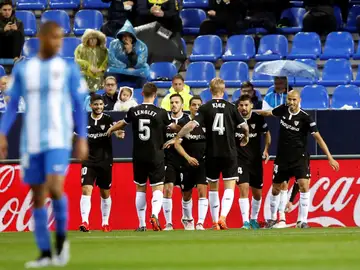 Los jugadores del Sevilla celebran el gol de Correa Los jugadores del Sevilla celebran el gol de Correa