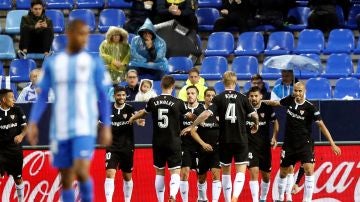 Los jugadores del Sevilla celebran el gol de Correa