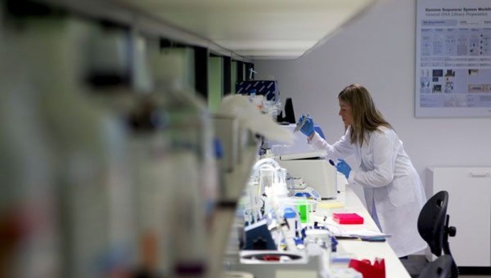 Una mujer investiga en un laboratorio