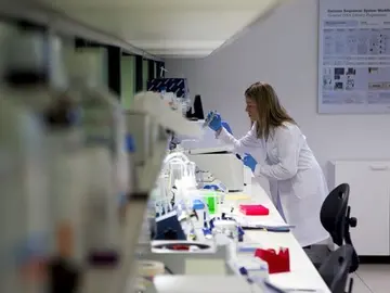 Una mujer investiga en un laboratorio Una mujer investiga en un laboratorio