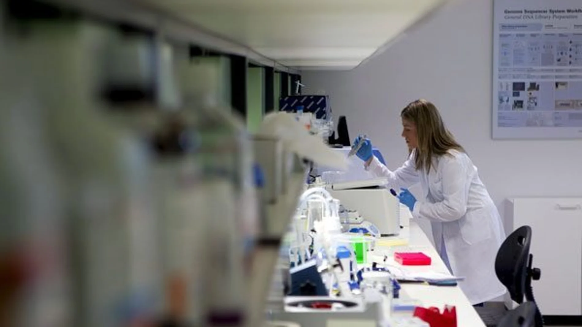 Una mujer investiga en un laboratorio Una mujer investiga en un laboratorio