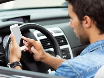 Utilizar el móvil al volante de un coche Utilizar el móvil al volante de un coche