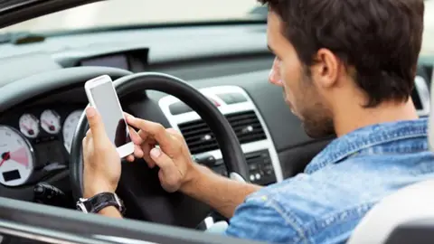 Utilizar el móvil al volante de un coche Utilizar el móvil al volante de un coche