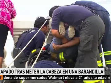 Niño atrapado en una barandilla en Chile Niño atrapado en una barandilla en Chile