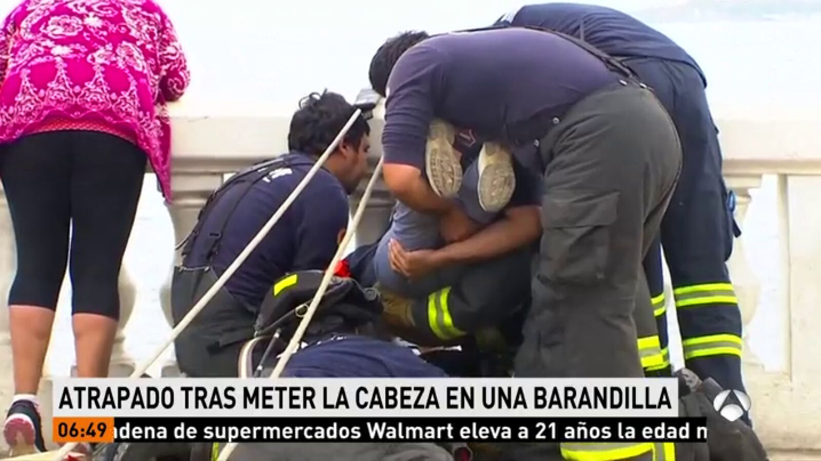 Liberan a un niño en Chile que se había quedado atrapado en una barandilla