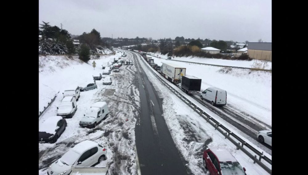 El temporal de nieve deja a centenares de conductores bloqueados en Francia