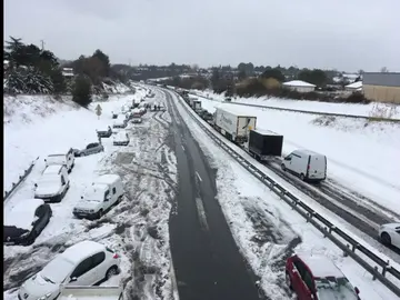El temporal de nieve deja a centenares de conductores bloqueados en Francia El temporal de nieve deja a centenares de conductores bloqueados en Francia