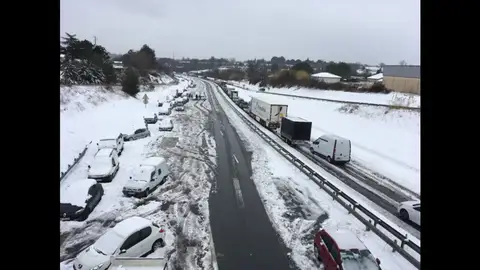 El temporal de nieve deja a centenares de conductores bloqueados en Francia El temporal de nieve deja a centenares de conductores bloqueados en Francia