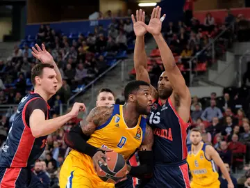 Thomas Robinson intenta avanzar ante la defensa del Baskonia Thomas Robinson intenta avanzar ante la defensa del Baskonia