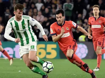 Juanmi y Fabián Ruiz pugnan por el balón durante el Betis - Real Sociedad Juanmi y Fabián Ruiz pugnan por el balón durante el Betis - Real Sociedad