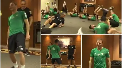 Los jugadores del Betis juegan a 'tic, tic, tic' Los jugadores del Betis juegan a 'tic, tic, tic'