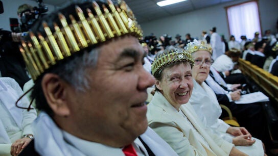 Algunos miembros de la secta Moon con coronas de balas