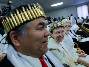 Algunos miembros de la secta Moon con coronas de balas