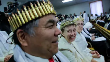 Algunos miembros de la secta Moon con coronas de balas Algunos miembros de la secta Moon con coronas de balas