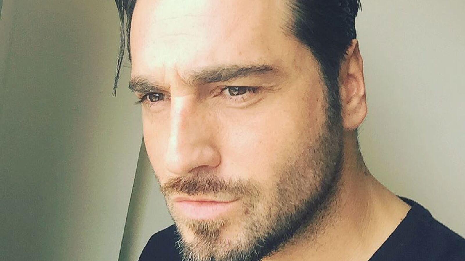 David Bustamante, Cepeda y Roi la lían en el aeropuerto 