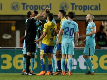 Los jugadores de Las Palmas y Barcelona protestan ante Mateu Lahoz