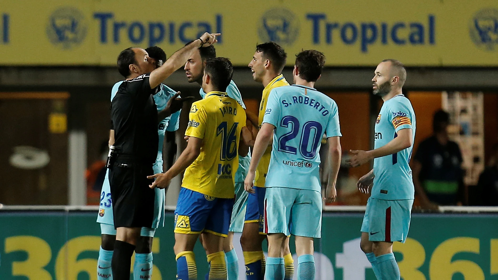 Los jugadores de Las Palmas y Barcelona protestan ante Mateu Lahoz Los jugadores de Las Palmas y Barcelona protestan ante Mateu Lahoz