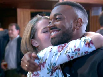 Adrián se deja seducir por una chica ante los ojos de Alessandra Adrián se deja seducir por una chica ante los ojos de Alessandra