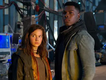 Cailee Spaeny es Amara Namani, huérfana y piloto del Jaeger Scrapper Cailee Spaeny es Amara Namani, huérfana y piloto del Jaeger Scrapper