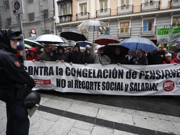 Centenares de jubilados exigen bajo la lluvia una subida digna de su pensión Centenares de jubilados exigen bajo la lluvia una subida digna de su pensión