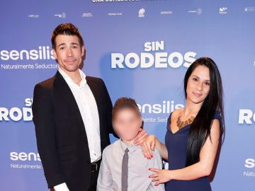 Juan José Ballesta junto a su mujer Verónica y su hijo 