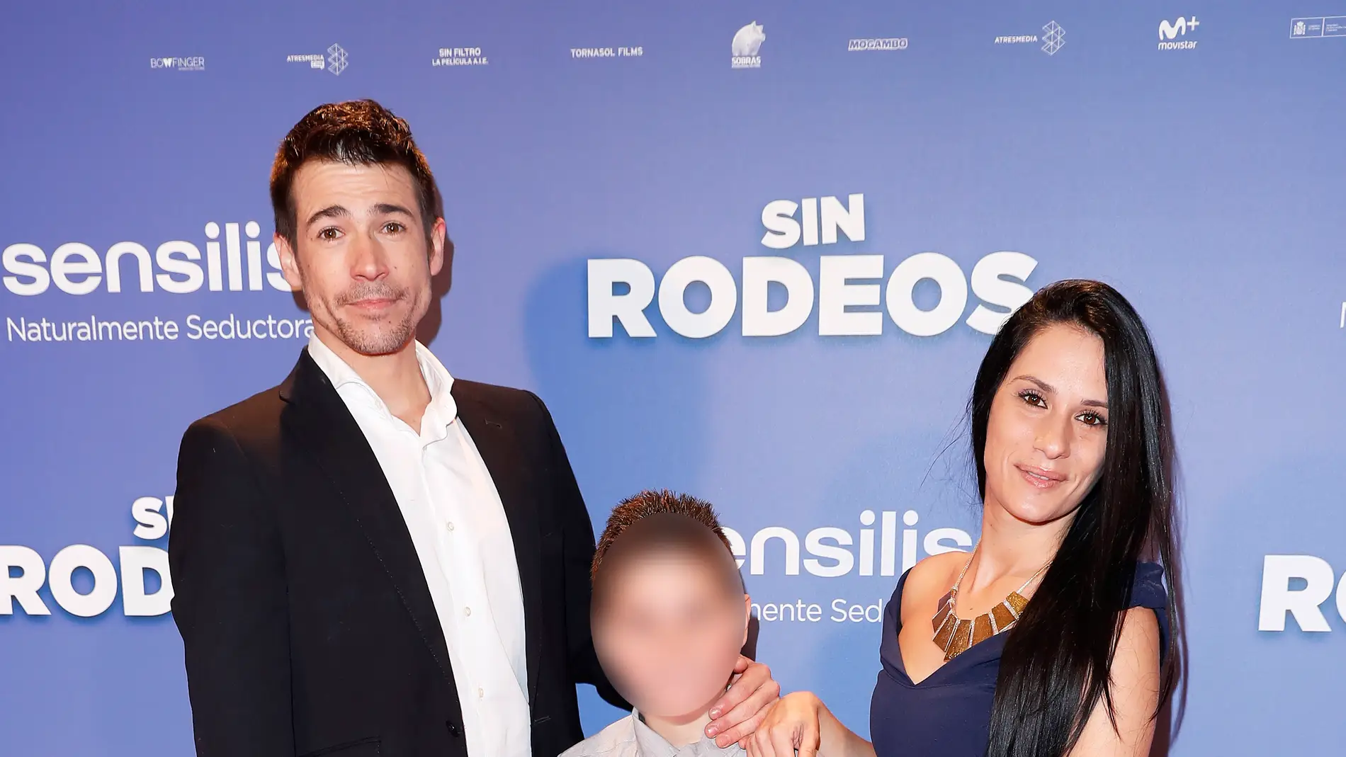Juan José Ballesta junto a su mujer Verónica y su hijo 