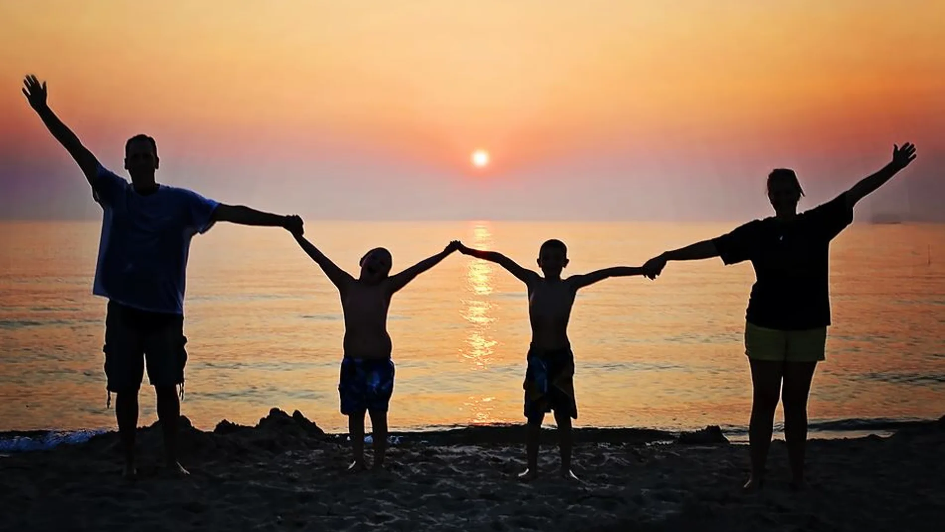 Varias personas agarradas de la mano Varias personas agarradas de la mano