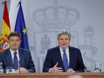 El ministro de Educación y portavoz del Gobierno, Iñigo Méndez de Vigo, acompañado por el ministro de Justicia, Rafael Catalá, El ministro de Educación y portavoz del Gobierno, Iñigo Méndez de Vigo, acompañado por el ministro de Justicia, Rafael Catalá,