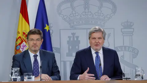 El ministro de Educación y portavoz del Gobierno, Iñigo Méndez de Vigo, acompañado por el ministro de Justicia, Rafael Catalá, El ministro de Educación y portavoz del Gobierno, Iñigo Méndez de Vigo, acompañado por el ministro de Justicia, Rafael Catalá,