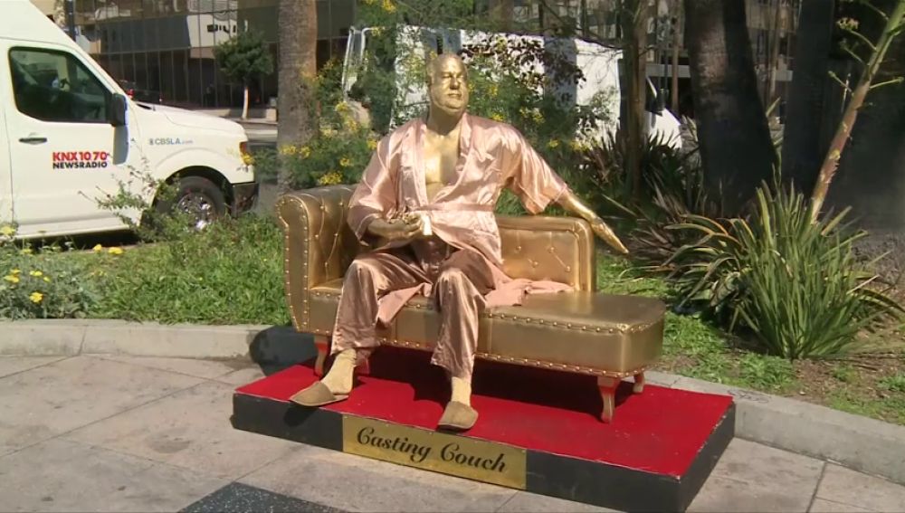 Instalan en Hollywood una estatua de Harvey Weinstein sentado en un sofá