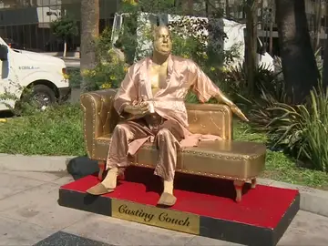Instalan en Hollywood una estatua de Harvey Weinstein sentado en un sofá Instalan en Hollywood una estatua de Harvey Weinstein sentado en un sofá