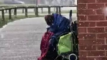 Un anciano se resguarda de la nieve en Reino Unido