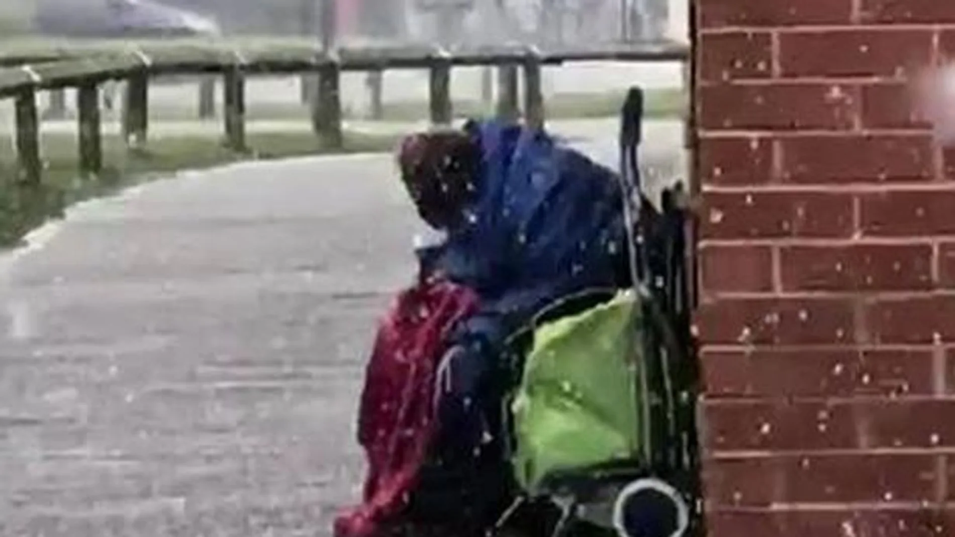 Un anciano se resguarda de la nieve en Reino Unido Un anciano se resguarda de la nieve en Reino Unido