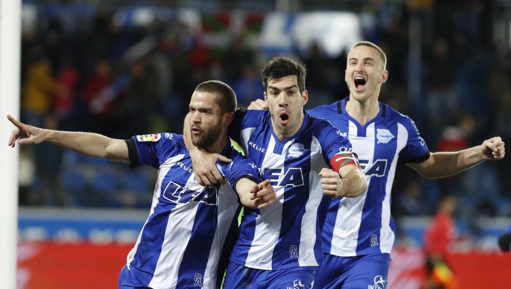 Los jugadores del Alavés celebran el gol de Víctor Laguardia ante el Levante