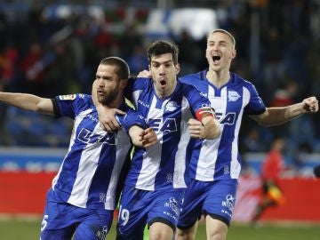 Los jugadores del Alavés celebran el gol de Víctor Laguardia ante el Levante