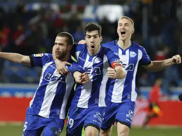 Los jugadores del Alavés celebran el gol de Víctor Laguardia ante el Levante Los jugadores del Alavés celebran el gol de Víctor Laguardia ante el Levante
