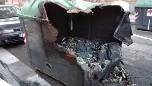 Imagen de archivo de un contenedor quemado.