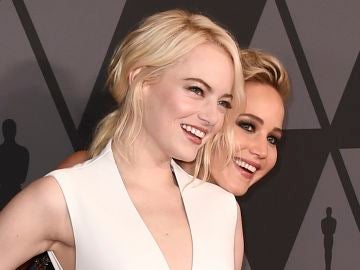 Emma Stone y Jennifer Lawrence en los Governors Awards
