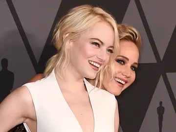Emma Stone y Jennifer Lawrence en los Governors Awards Emma Stone y Jennifer Lawrence en los Governors Awards