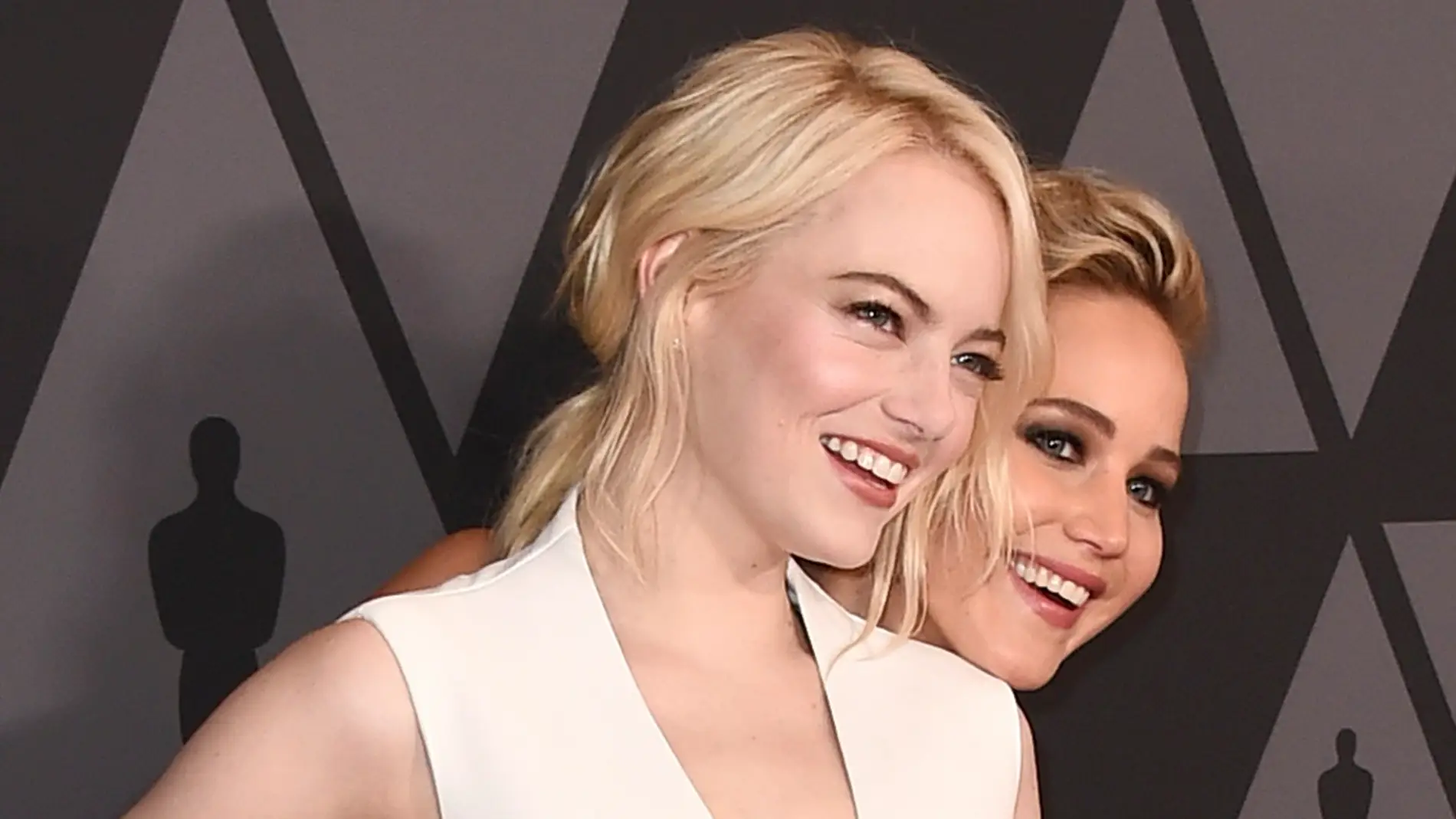 Emma Stone y Jennifer Lawrence en los Governors Awards