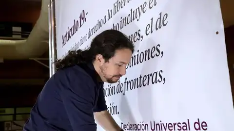 Pablo Iglesias durante la lectura de 'Fariña' Pablo Iglesias durante la lectura de 'Fariña'