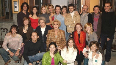Los compañeros de Eduardo Gómez en 'Aquí no hay quien viva' dan su último adiós al actor en el tanatorio
