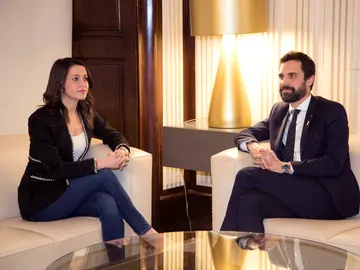 El presidente del Parlament, Roger Torrent, junto a la líder de Ciutadans, Inés Arrimadas El presidente del Parlament, Roger Torrent, junto a la líder de Ciutadans, Inés Arrimadas