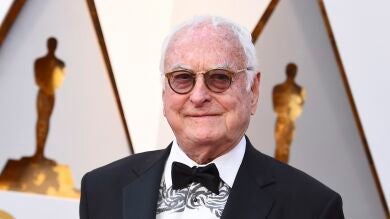 James Ivory, ganador del Oscar por el guion de 'Call me by your name', causa sensación llevando a Timothée Chalamet en su ropa