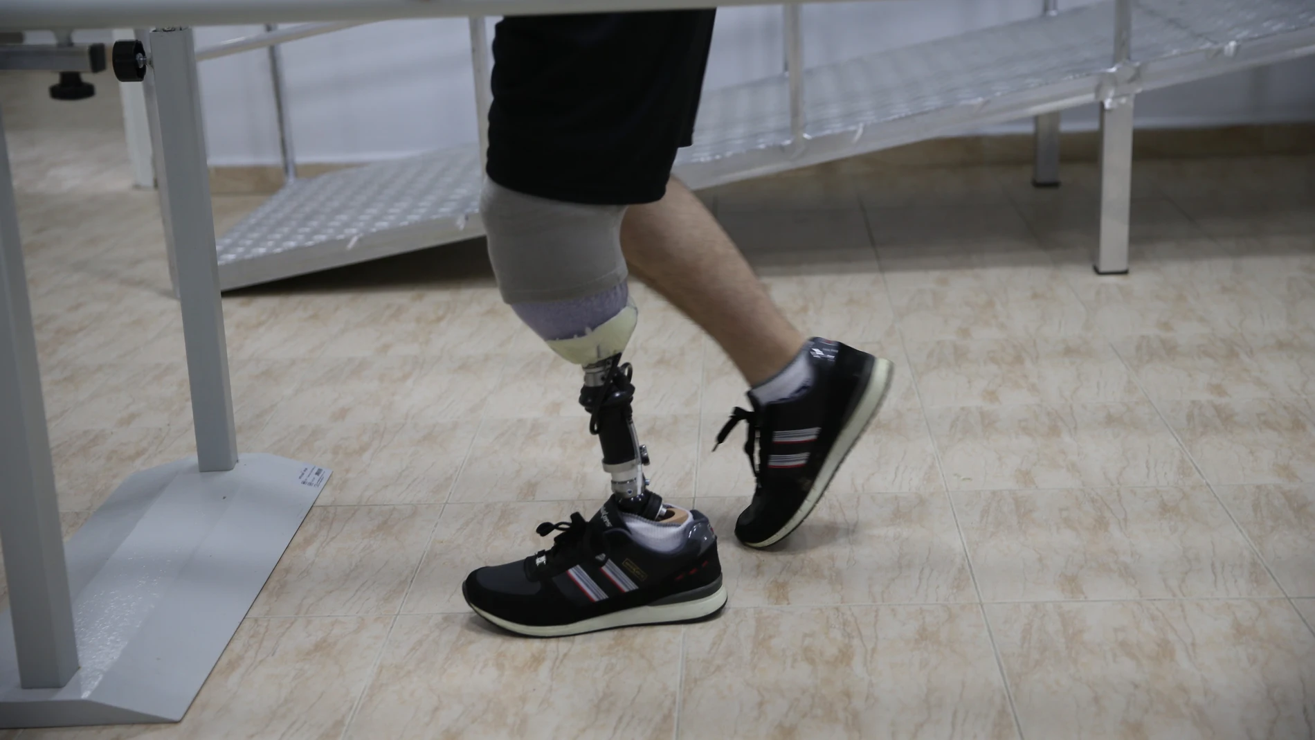 Un hombre camina gracias a una prótesis Un hombre camina gracias a una prótesis