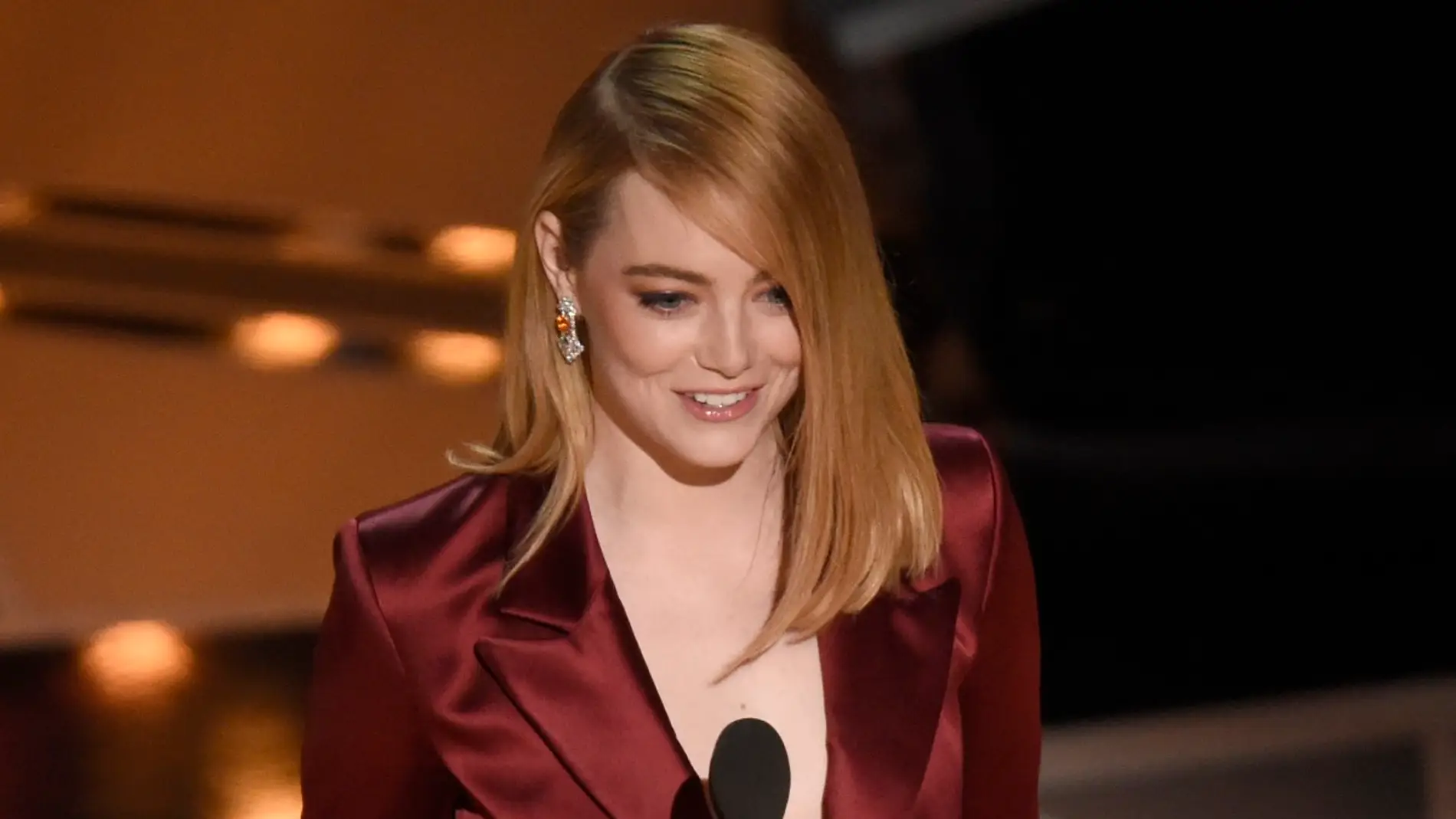 Emma Stone presentando en los Oscar 2018